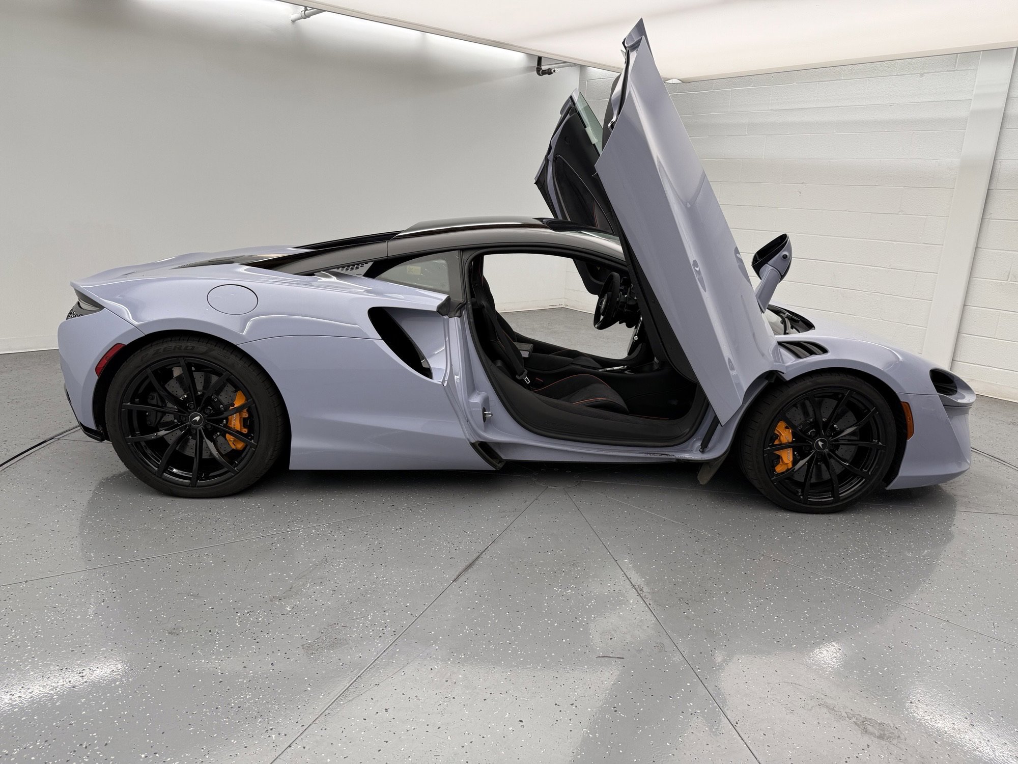 Used 2024 McLaren Artura image 6