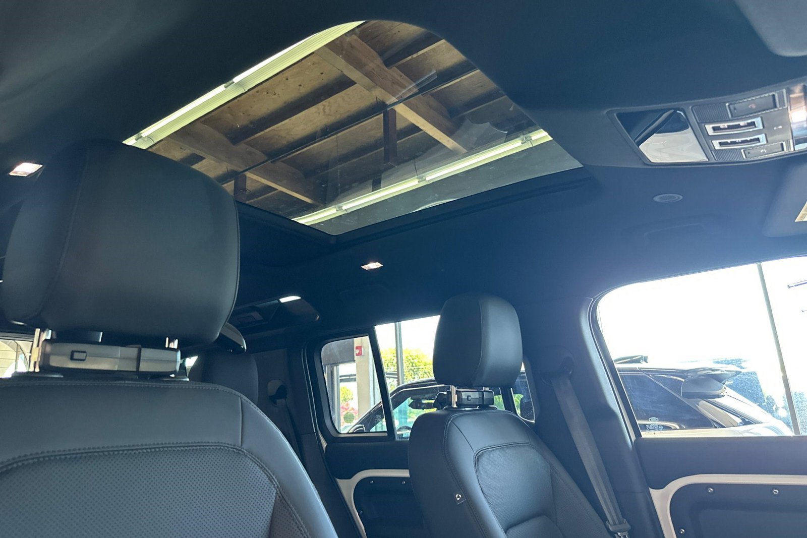 New 2026 Land Rover Defender 110 X-Dynamic SE AWD/4WD image 24