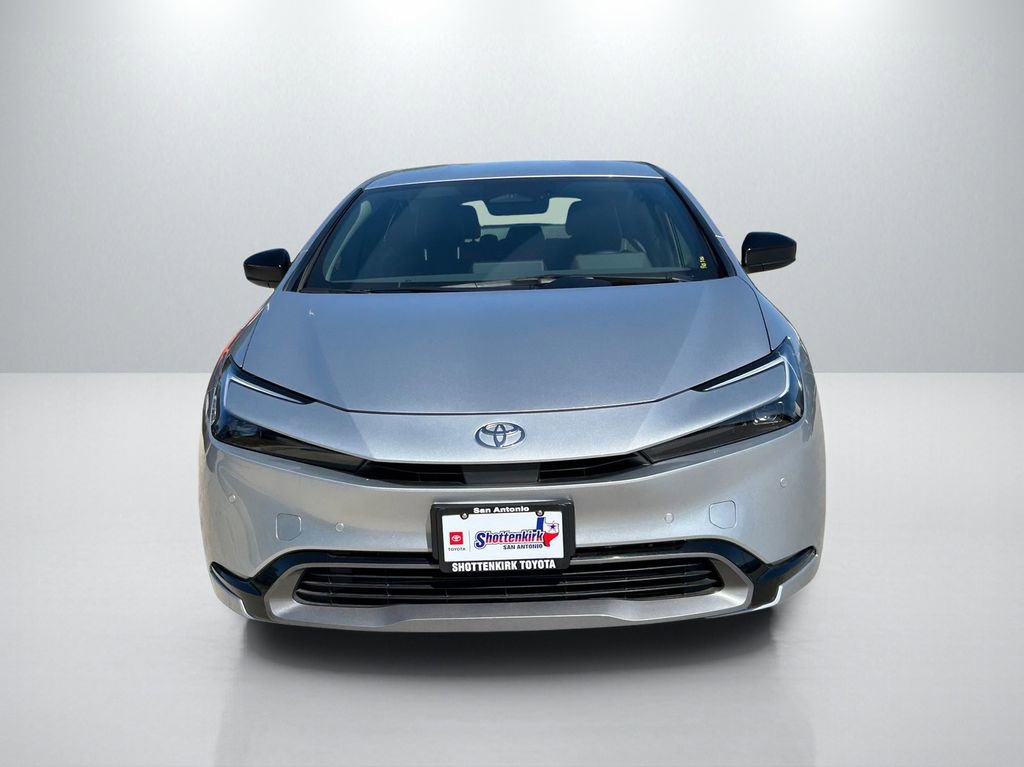 Used 2025 Toyota Prius XLE image 2