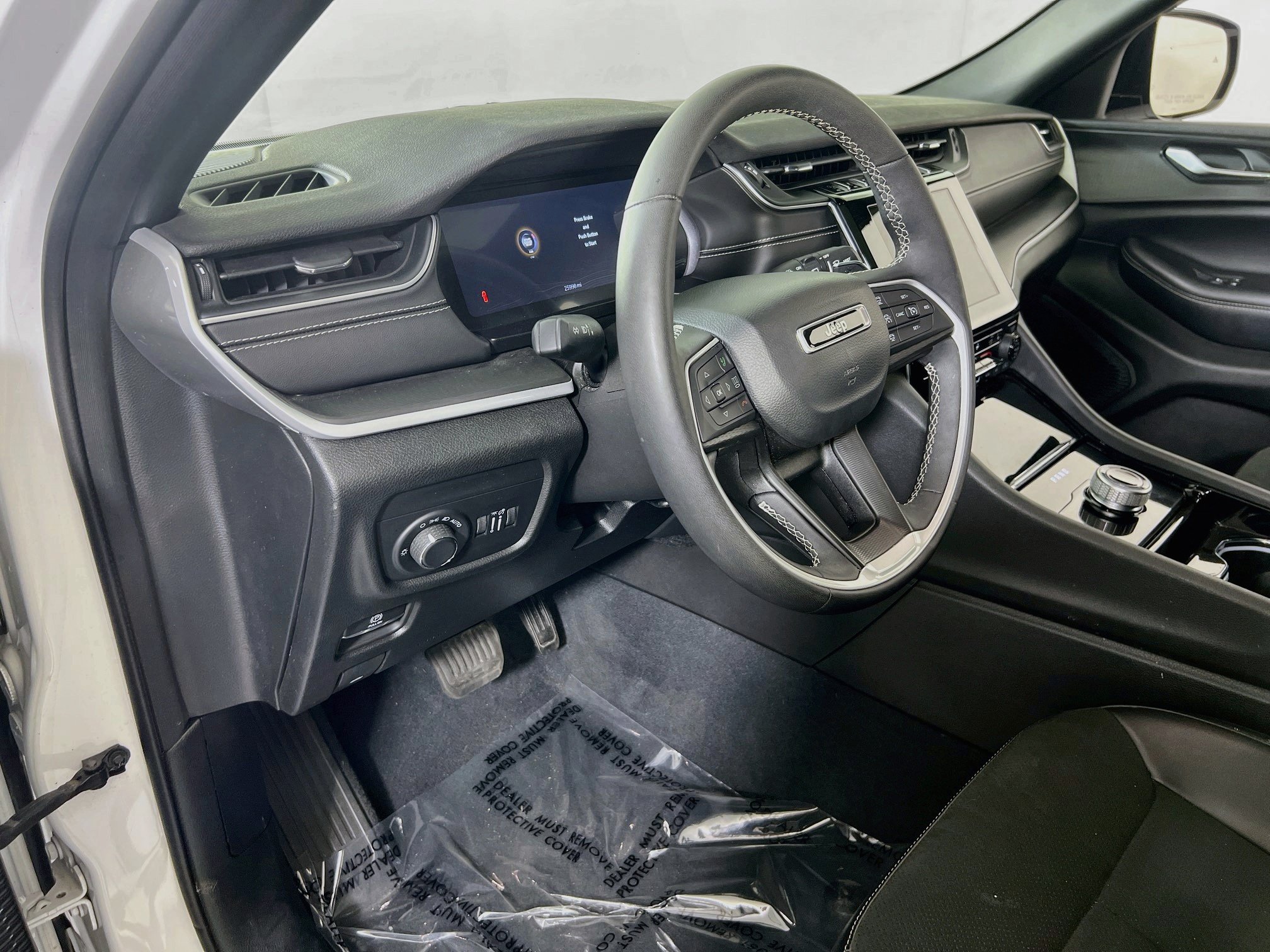 Used 2023 Jeep Grand Cherokee Altitude AWD/4WD image 9