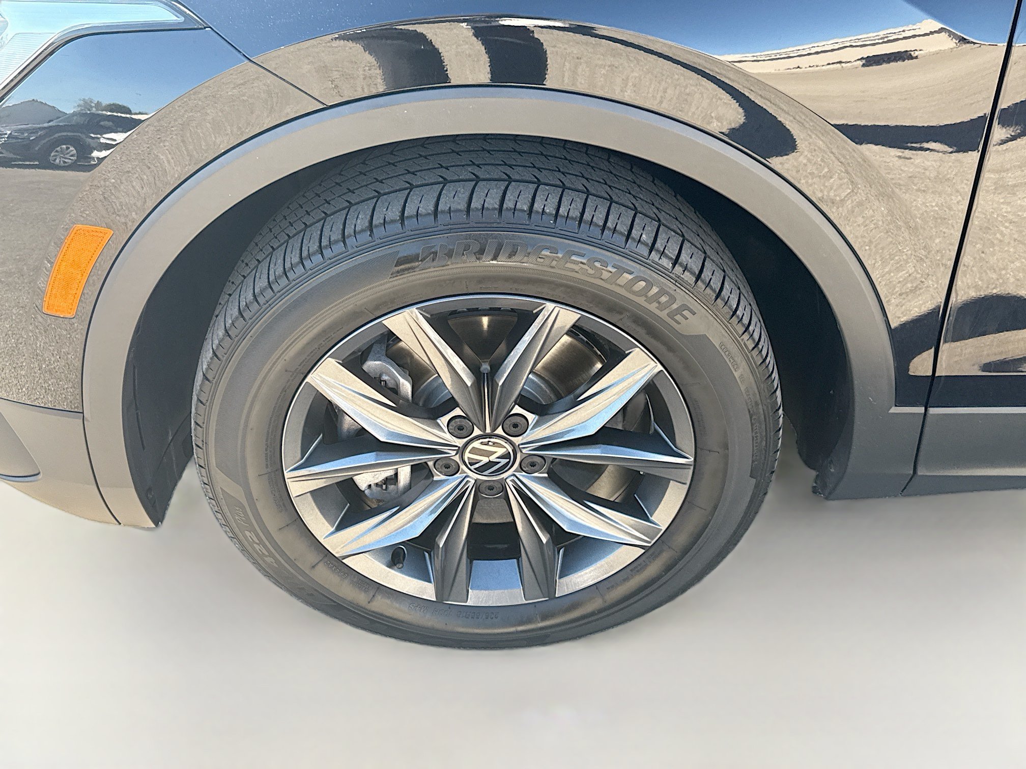 Used 2023 Volkswagen Tiguan SE w/ Panoramic Sunroof Package FWD image 36