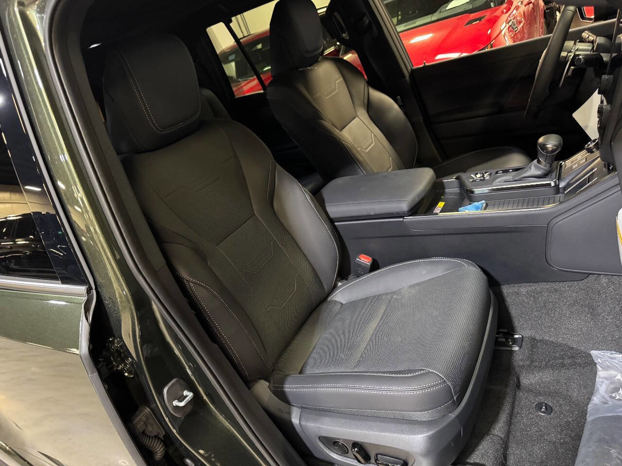 Used 2025 Lexus GX 550 w/ Accessory Package (2T) AWD/4WD image 5