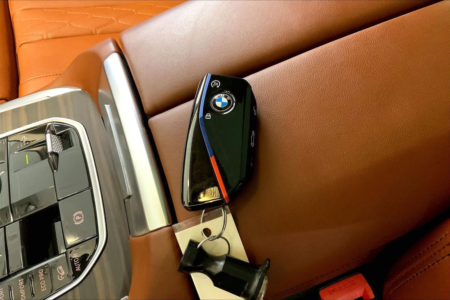 Used 2025 BMW X7 M60i AWD/4WD image 14
