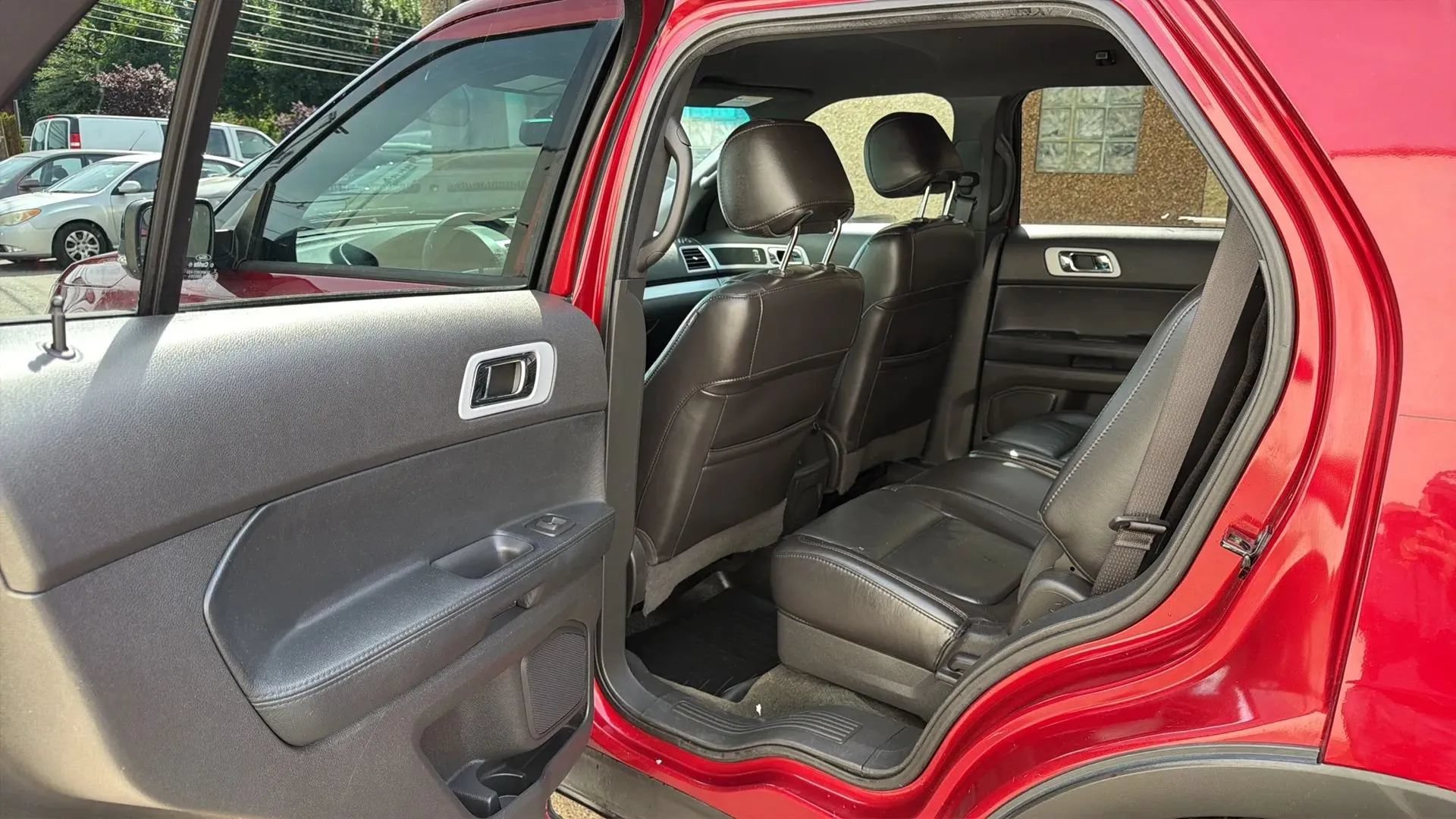 Used 2014 Ford Explorer XLT w/ Equipment Group 202A AWD/4WD image 28