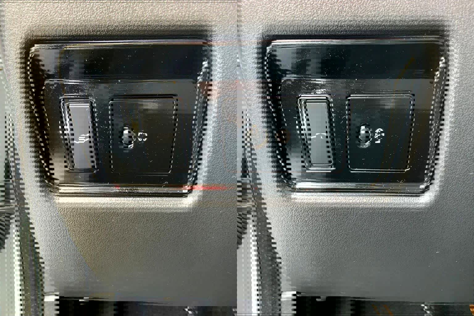 Used 2018 Jaguar XE Premium image 32