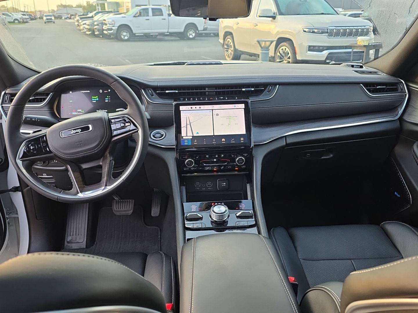 Used 2023 Jeep Grand Cherokee Overland w/ Luxury Tech Group IV AWD/4WD image 19
