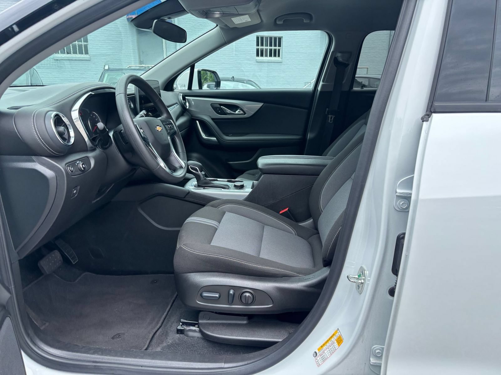 Used 2025 Chevrolet Blazer LT FWD image 27