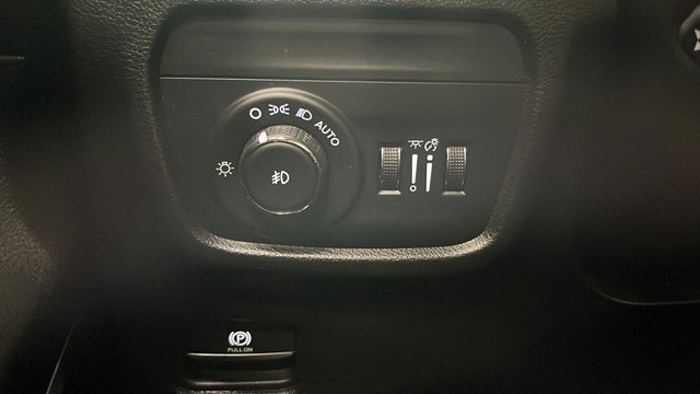 Used 2025 Jeep Grand Cherokee Overland AWD/4WD image 32