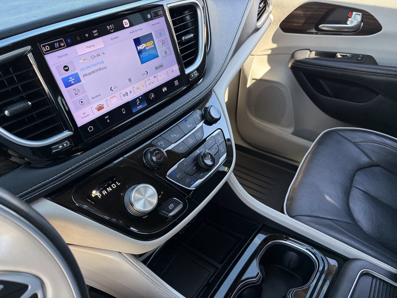 Used 2021 Chrysler Pacifica Limited w/ Uconnect Theater Family Group FWD image 25