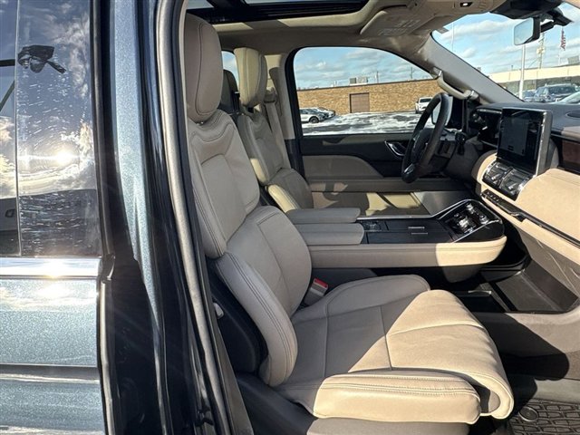 Used 2024 Lincoln Navigator L Reserve image 28
