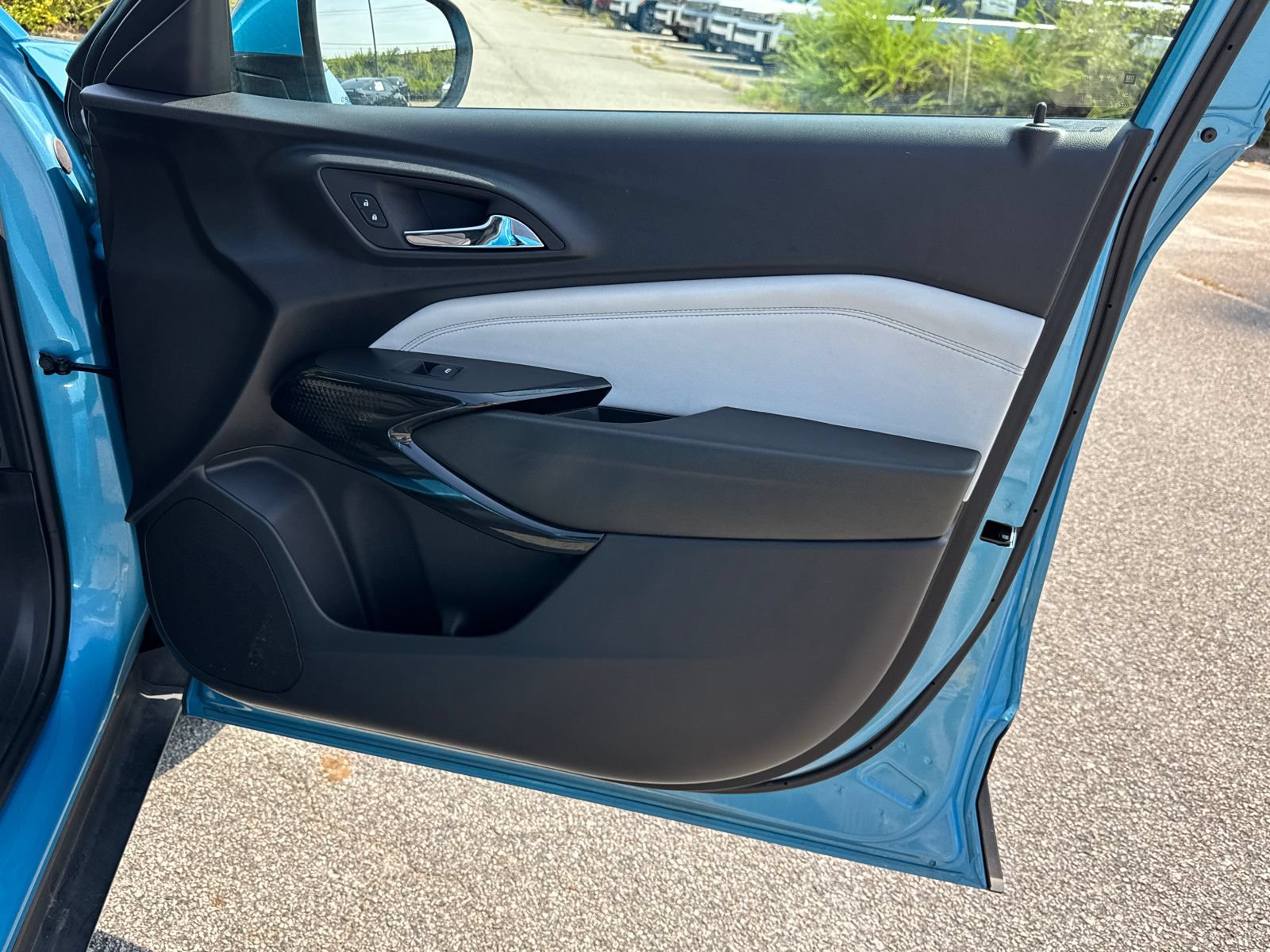 Used 2025 Chevrolet Trax LT FWD image 14
