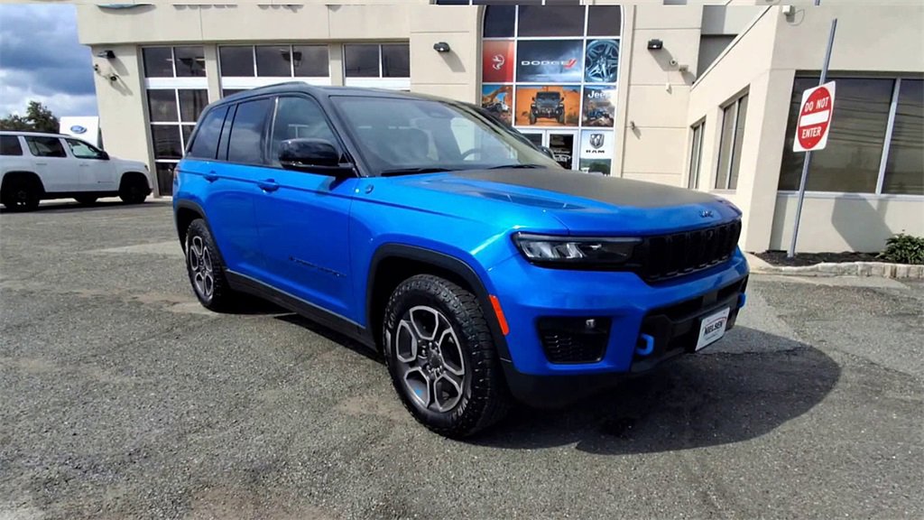 Used 2023 Jeep Grand Cherokee Trailhawk image 2
