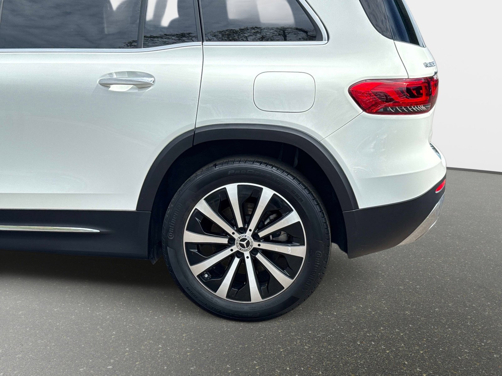 Used 2023 Mercedes-Benz GLB 250 4MATIC w/ Premium Package image 14