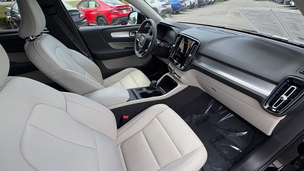 Used 2022 Volvo XC40 T4 Momentum FWD image 22
