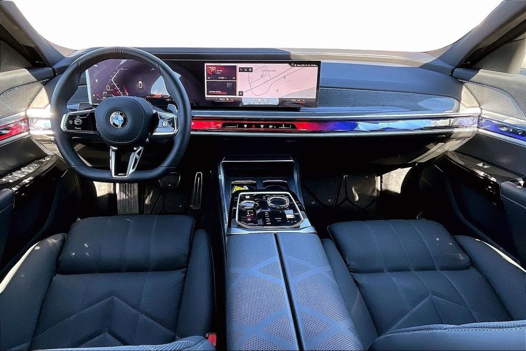 Used 2025 BMW 760i xDrive w/ Premium Package image 7
