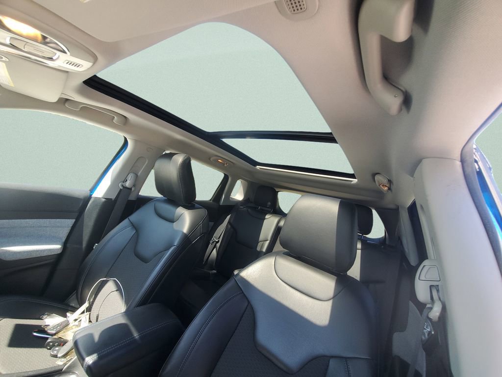 Used 2022 Jeep Compass Latitude w/ Sun and Sound Group FWD image 17