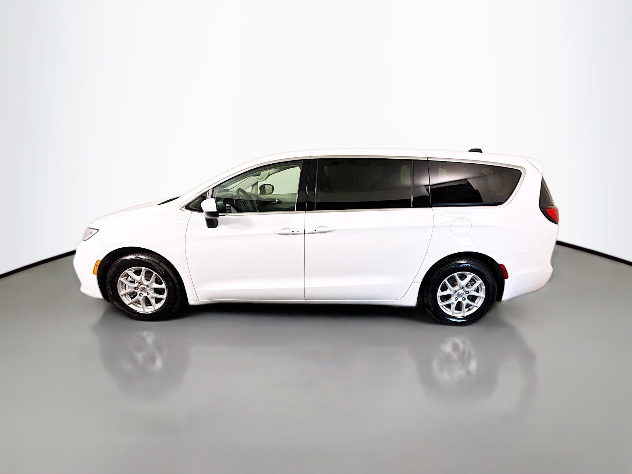 Used 2023 Chrysler Pacifica Touring-L image 6