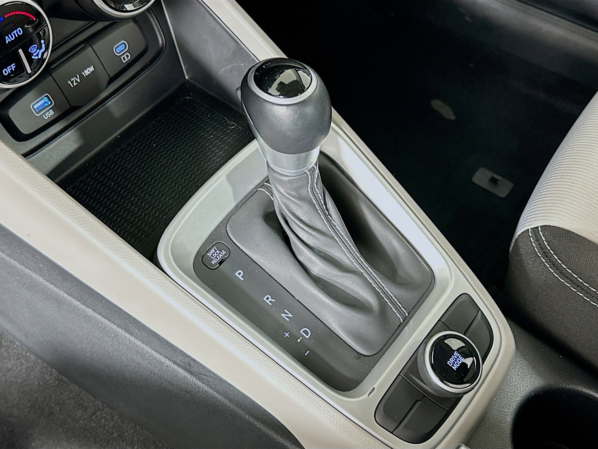 Used 2025 Hyundai Venue SEL image 24