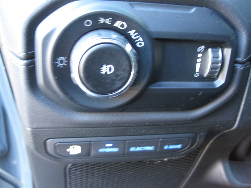 Used 2025 Jeep Wrangler Unlimited Sahara w/ Safety Group image 14