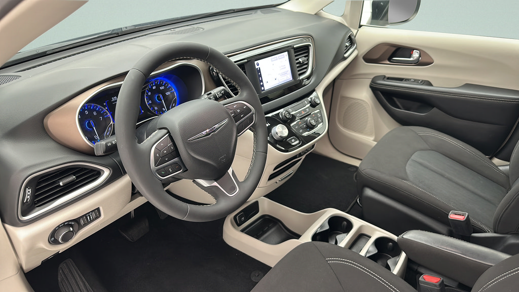 Used 2022 Chrysler Voyager LX FWD image 12