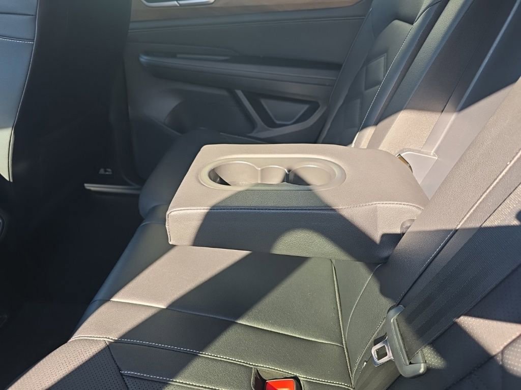 Used 2025 Volkswagen Atlas SE image 18