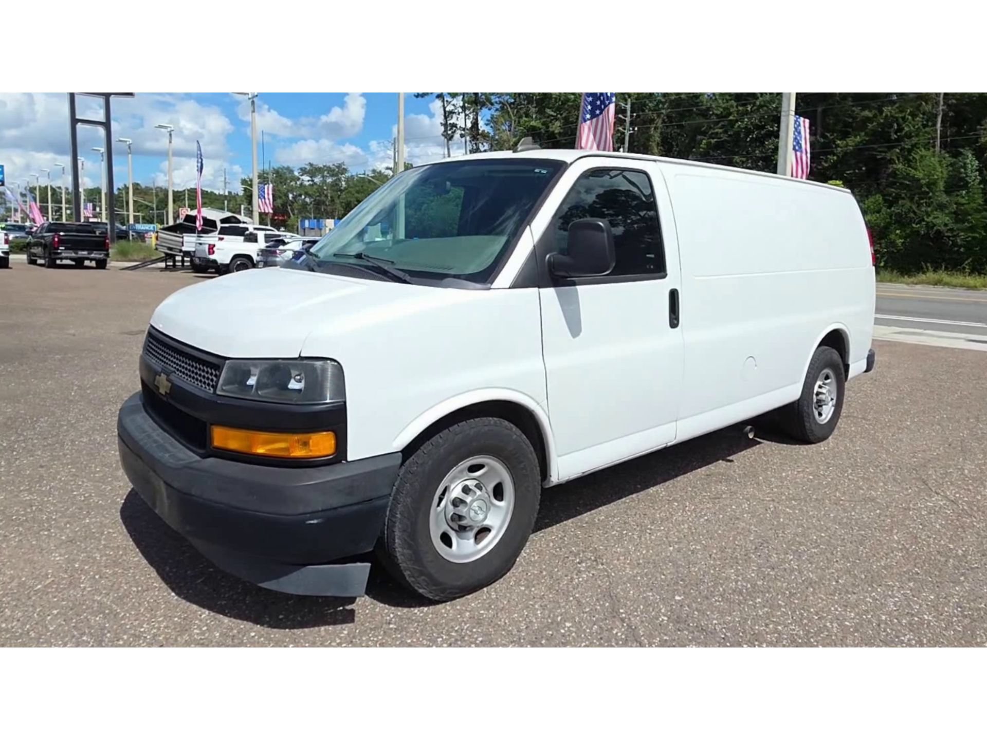 Used 2018 Chevrolet Express 2500 w/ Driver Convenience Package RWD image 4