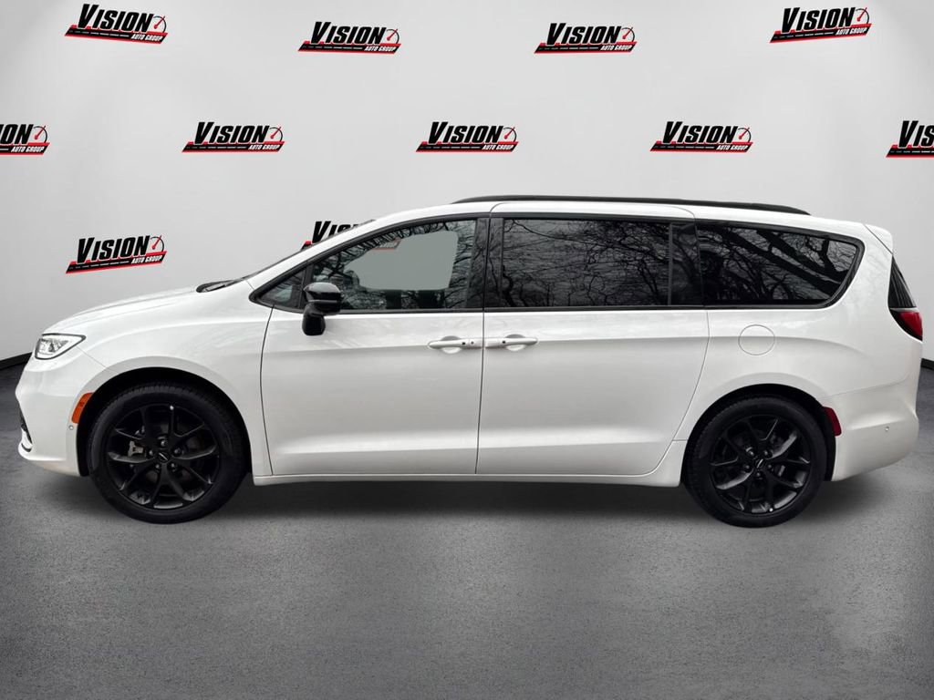 Used 2024 Chrysler Pacifica Limited w/ S Appearance Package image 8