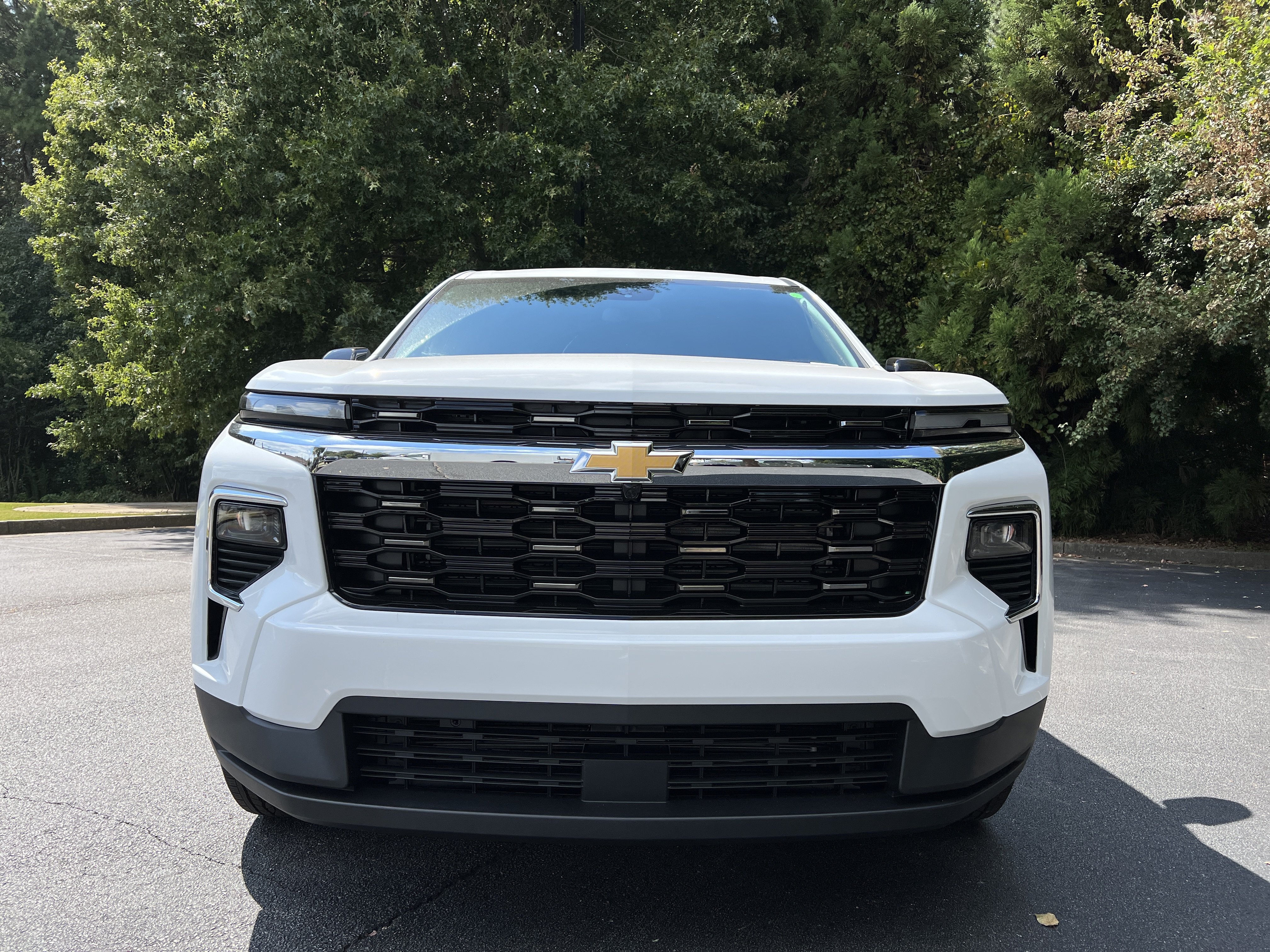 New 2027 Chevrolet Traverse LT w/ Sun and Wheel Package FWD image 3