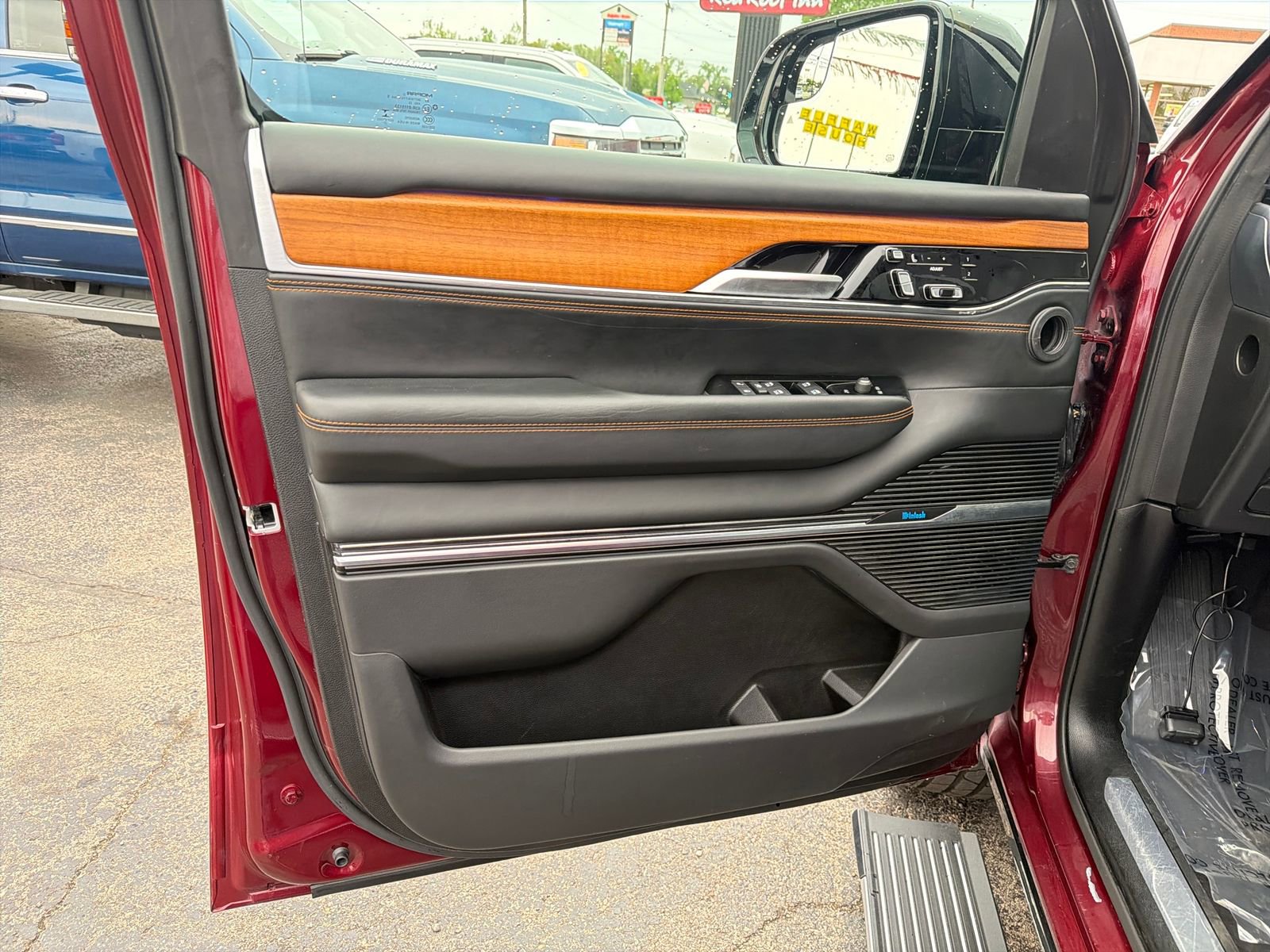 Used 2024 Jeep Grand Wagoneer L Series III AWD/4WD image 11