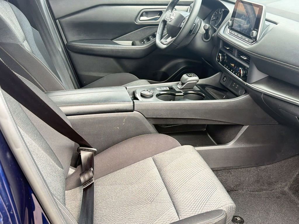 Used 2025 Nissan Rogue SV image 25