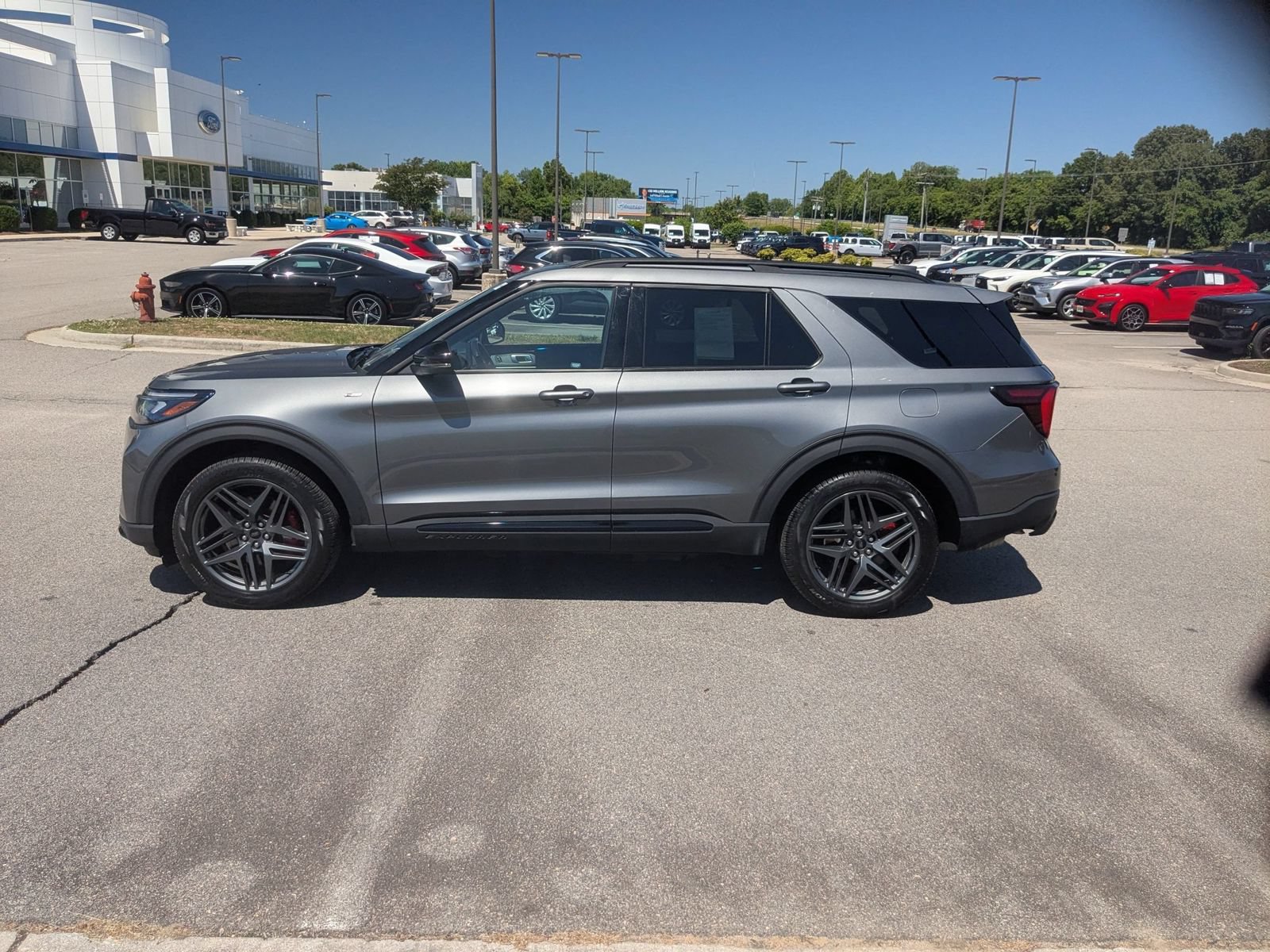 Used 2025 Ford Explorer ST-Line w/ ST-Line Street Pack AWD/4WD image 6