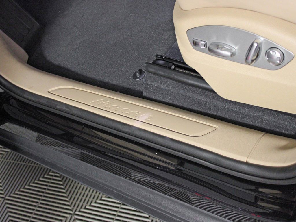 Certified 2025 Porsche Macan AWD/4WD image 16