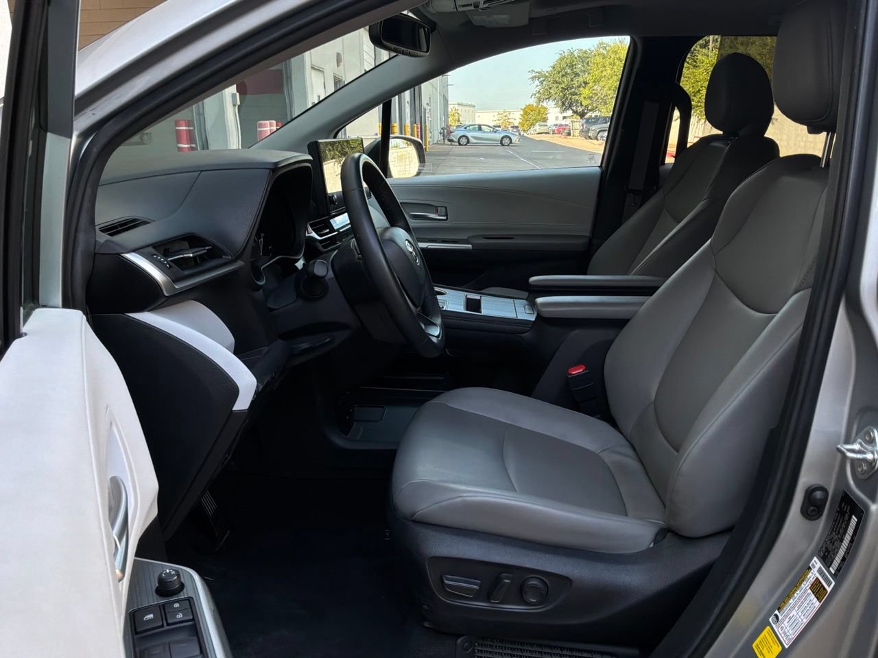 Used 2025 Toyota Sienna XLE FWD image 10