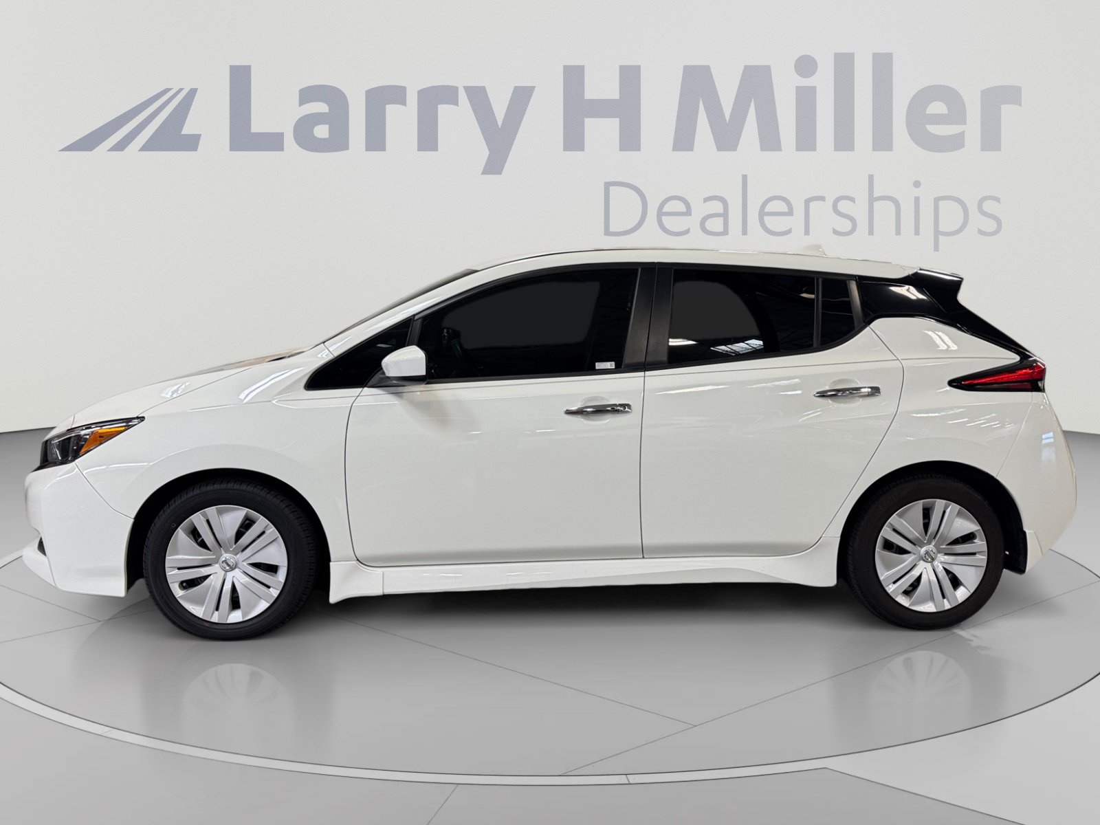 Used 2022 Nissan Leaf S FWD image 2