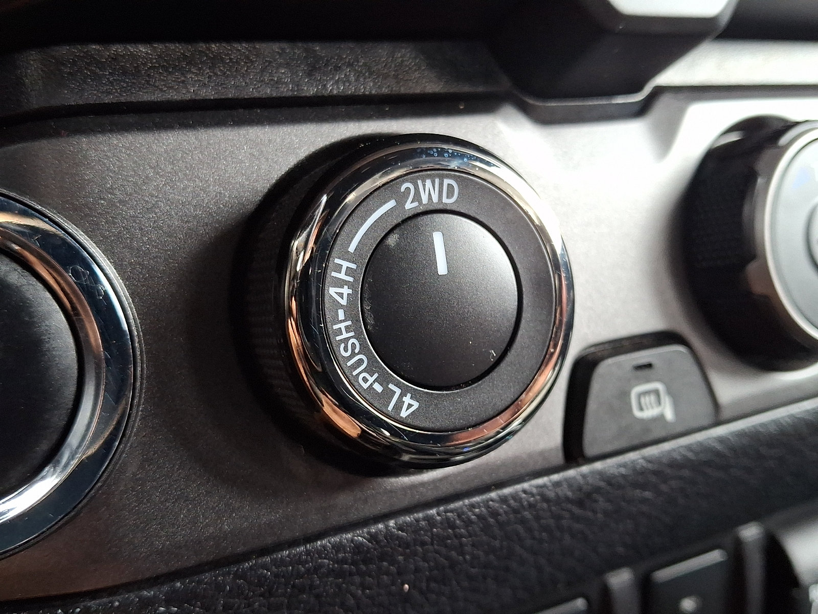 Used 2022 Toyota Tacoma TRD Off-Road w/ Technology Package AWD/4WD image 24