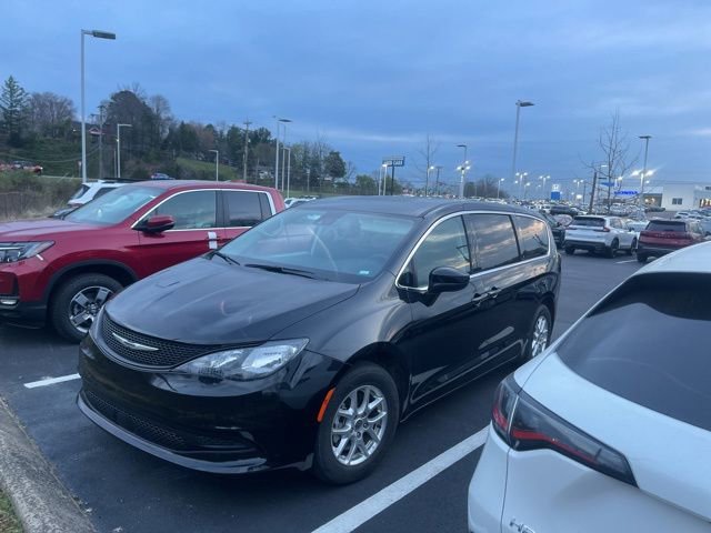 Used 2023 Chrysler Voyager LX image 1