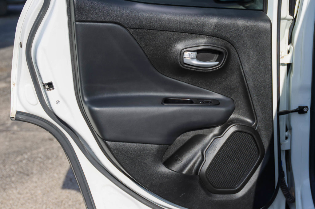 Used 2023 Jeep Renegade Latitude AWD/4WD image 12