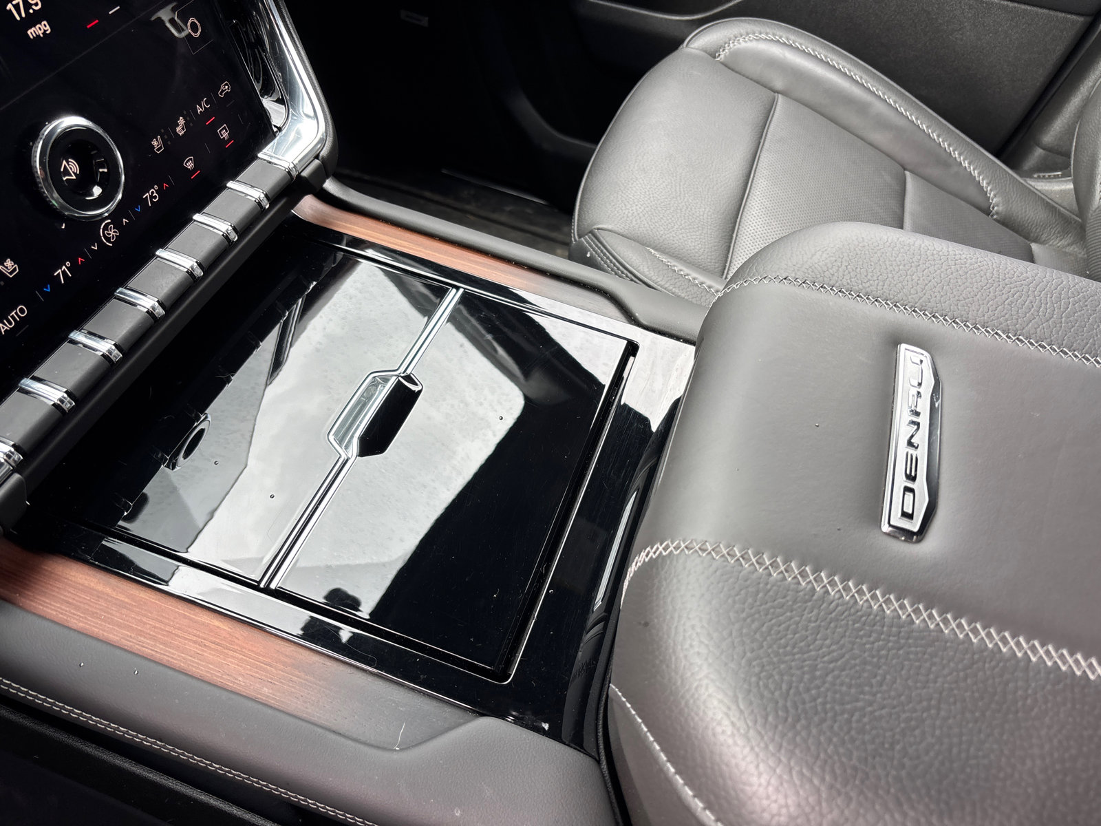 Used 2025 GMC Yukon Denali w/ LPO, Floor Liner Package AWD/4WD image 22