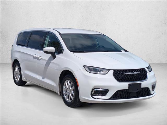 Used 2023 Chrysler Pacifica Touring-L FWD image 3