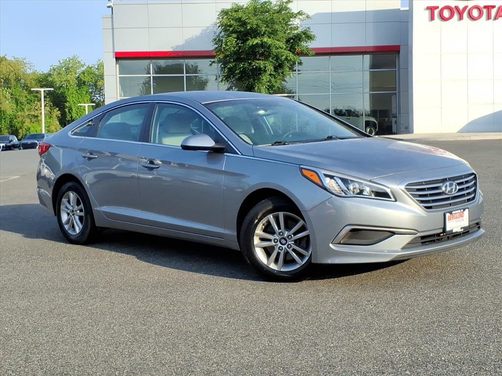 Used 2017 Hyundai Sonata SE FWD image 2