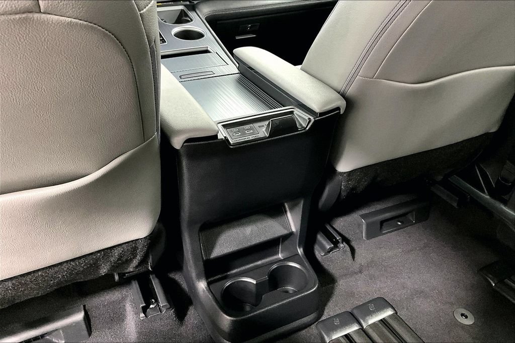 Used 2026 Toyota Sienna XLE FWD image 30