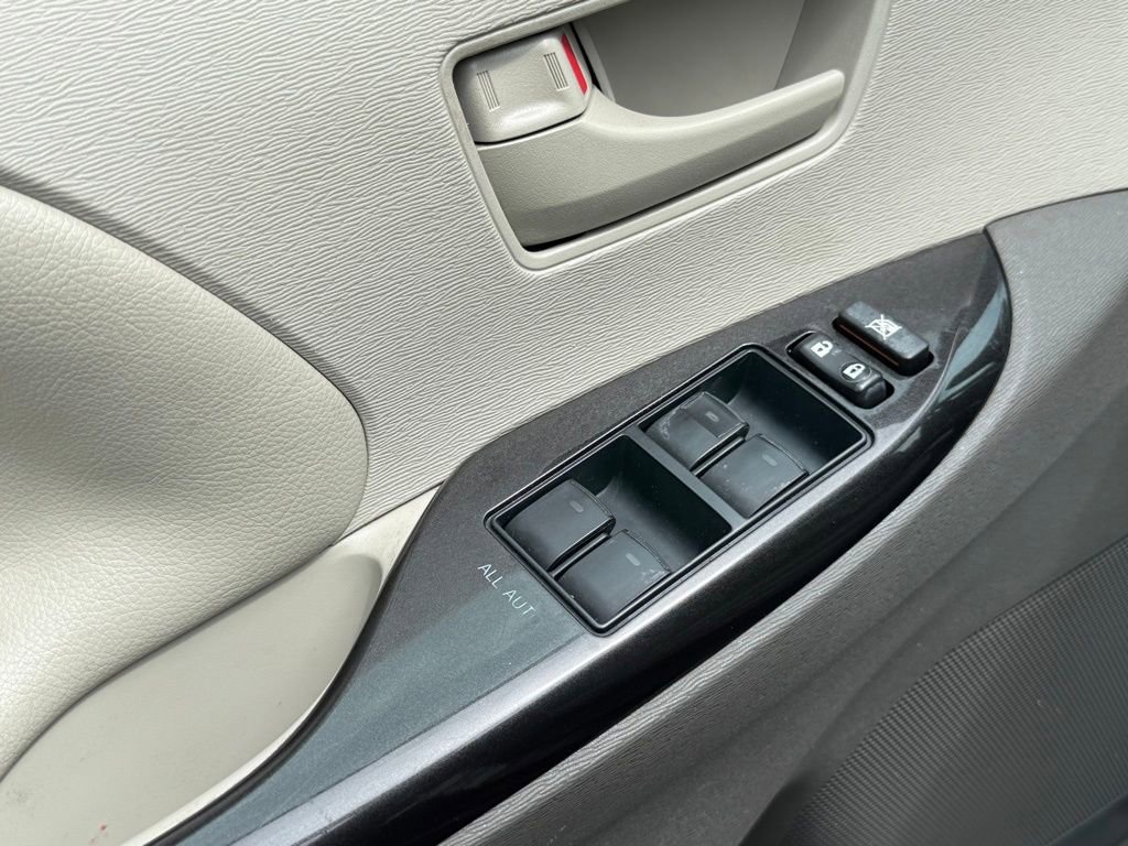 Used 2014 Toyota Sienna LE AWD/4WD image 24
