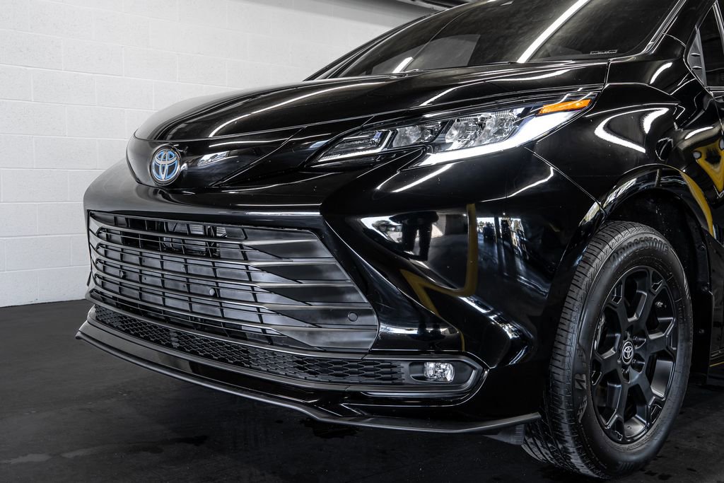 Used 2025 Toyota Sienna XLE Woodland Edition image 11