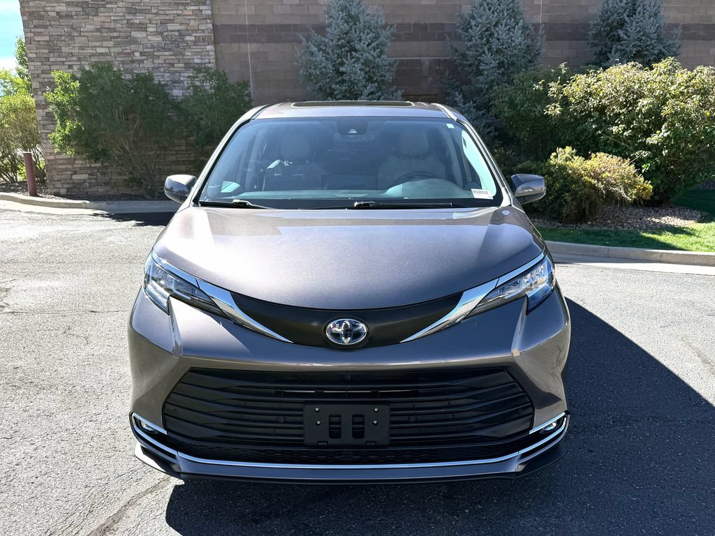 Used 2021 Toyota Sienna XLE AWD/4WD image 3