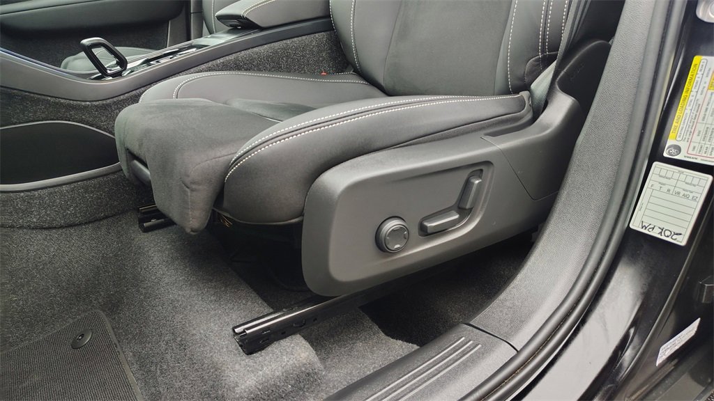 Used 2025 Volvo XC40 B5 Plus image 10