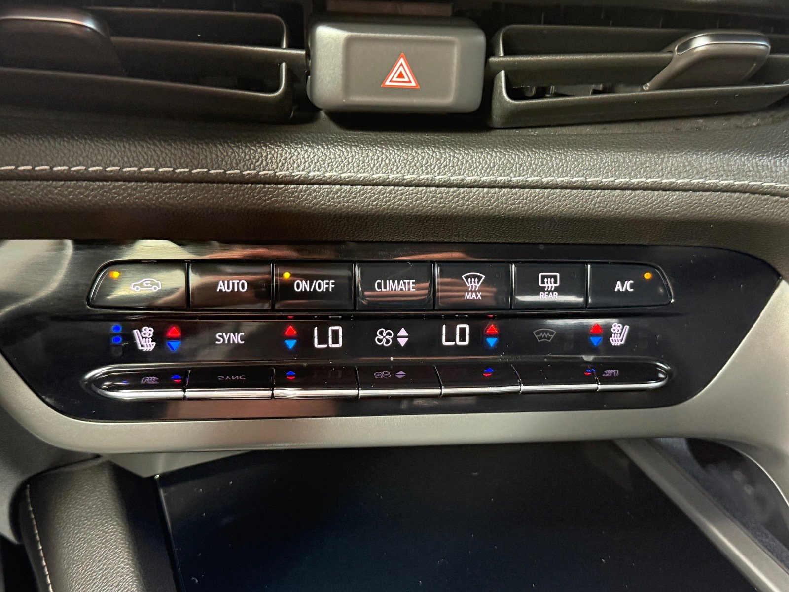 Used 2023 Buick Envision Avenir image 25