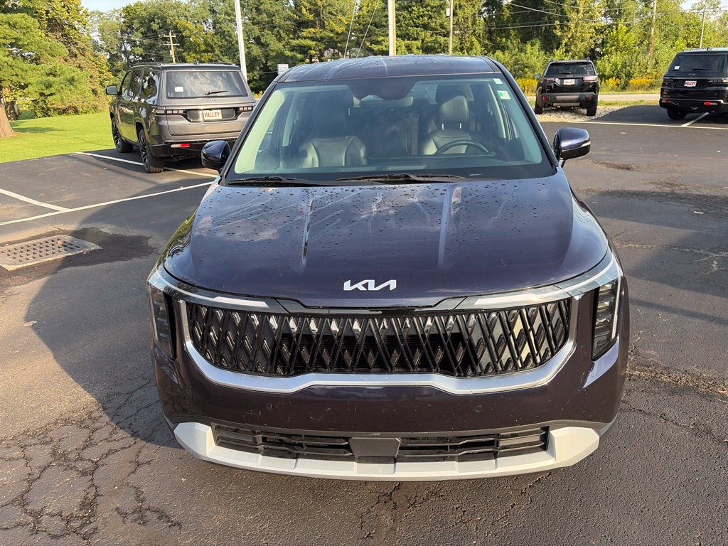 Used 2025 Kia Carnival FWD image 3