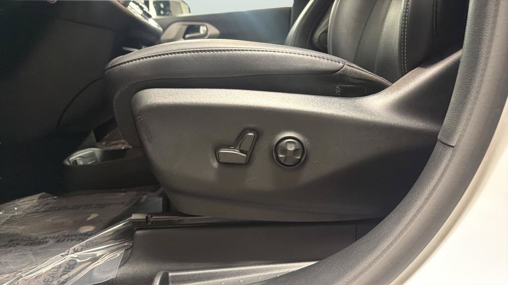 Used 2024 Chrysler Pacifica Limited FWD image 15