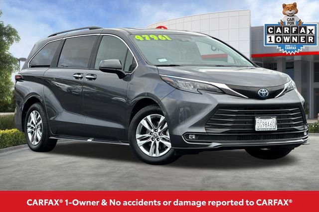 Used 2025 Toyota Sienna XLE image 2