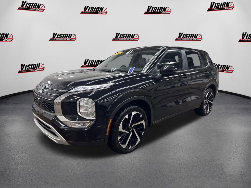 Used 2024 Mitsubishi Outlander SE image 1